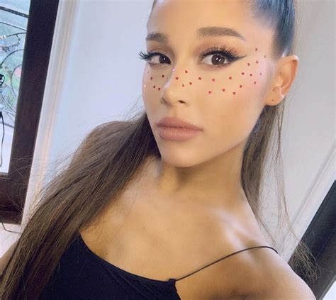 Vídeos pornôs com Ariana Grande 